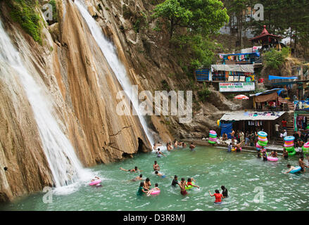 Les touristes s'amuser dans la cascade de Kempty, Mussoorie, Uttarakhand, Inde Banque D'Images