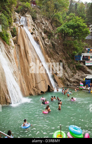 Les touristes s'amuser dans la cascade de Kempty, Mussoorie, Uttarakhand, Inde Banque D'Images