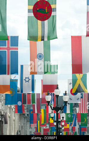 Drapeaux internationaux suspendus dans Regent Street à Londres Banque D'Images