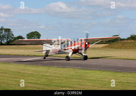 Beagle Auster Série D5 180 G-Husky roulage à Breighton Airfield Service de dépôt à toute heure Banque D'Images