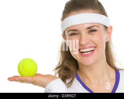 Portrait of happy tennis player montrant balle de tennis Banque D'Images