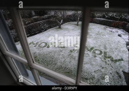 Écrit plus de neige dans la neige dans un jardin dans le North Yorkshire, Angleterre Banque D'Images