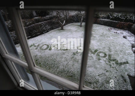 Écrit plus de neige dans la neige dans un jardin dans le North Yorkshire, Angleterre Banque D'Images