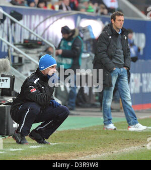 Augsburg, Allemagne. 23 février 2013. L'entraîneur-chef d'Augsbourg Markus Weinzierl (R) se tient à côté d'Hoffenheim entraîneur en chef Marco Kurz (L) au cours de la Bundesliga match de foot entre FC Augsburg et TSG 1899 Hoffenheim à SGL-Arena à Augsburg, Allemagne, 23 février 2013. Photo : STEFAN UDRY/dpa/Alamy Live News (ATTENTION : EMBARGO SUR LES CONDITIONS ! Le LDF permet la poursuite de l'utilisation de jusqu'à 15 photos uniquement (pas de photos ou vidéo-sequntial série similaire d'images admis) via internet et les médias en ligne pendant le match (y compris la mi-temps), prises à partir de l'intérieur du stade et/ou avant d'e Banque D'Images