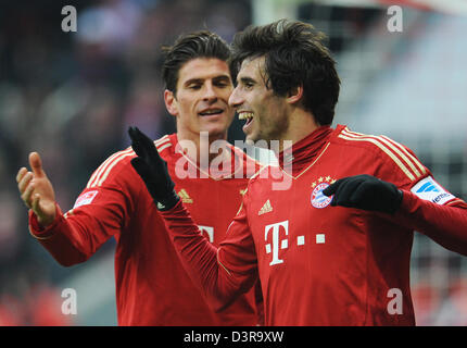 Munich, Allemagne. 23 février 2013. Munich, Javier Martinez (R) célèbre son but avec coéquipier 2-0 Mario Gomez au cours de la Bundesliga match de foot entre FC Bayern Munich et SV Werder de Brême à l'Allianz Arena de Munich, Allemagne, 23 février 2013. Photo : Andreas GEBERT /afp/Alamy Live News (ATTENTION : EMBARGO SUR LES CONDITIONS ! Le LDF permet la poursuite de l'utilisation de jusqu'à 15 photos uniquement (pas de photos ou vidéo-sequntial série similaire d'images admis) via internet et les médias en ligne pendant le match (y compris la mi-temps), prises à partir de l'intérieur du stade et/ou avant le début de la m Banque D'Images