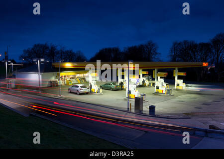 Nuit à station service Shell à South Queensferry en Ecosse. Banque D'Images