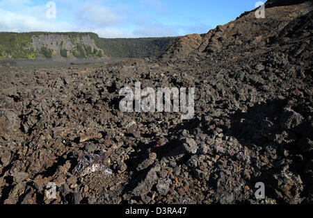 Le Kilauea Iki crater a'une coulée de Hawaii Volcanoes National Park Banque D'Images