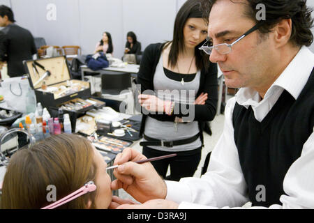 Berlin, Allemagne, make-up artist Marco Mannozzi Modèles pour le défilé de mode de Berlin le Couturewerkstatt UP ART Design de masse Banque D'Images