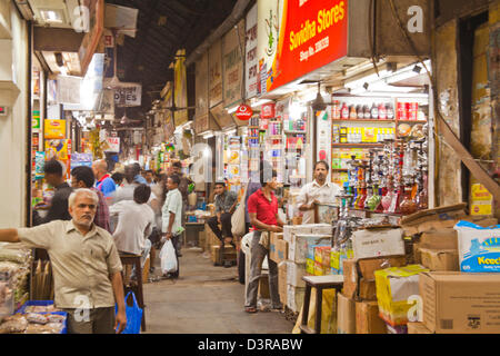 Les gens à un marché de rue dans une ville, Marché Crawford, Mumbai, Maharashtra, Inde Banque D'Images