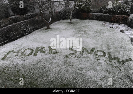 Écrit plus de neige dans la neige dans un jardin dans le North Yorkshire, Angleterre Banque D'Images