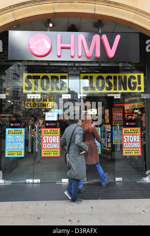 Piccadilly Circus, Londres, Royaume-Uni. 23 février 2013. HMV store dans le Trocadéro a 'store' les panneaux de clôture avec de nombreuses réductions. Le HMV store dans le Trocadéro dans le centre de Londres est à l'arrêt avec le groupe est dans l'administration. Crédit : Matthieu Chattle / Alamy Live News Banque D'Images