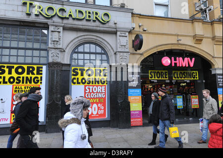 Piccadilly Circus, Londres, Royaume-Uni. 23 février 2013. HMV store dans le Trocadéro a 'store' les panneaux de clôture avec de nombreuses réductions. Le HMV store dans le Trocadéro dans le centre de Londres est à l'arrêt avec le groupe est dans l'administration. Crédit : Matthieu Chattle / Alamy Live News Banque D'Images