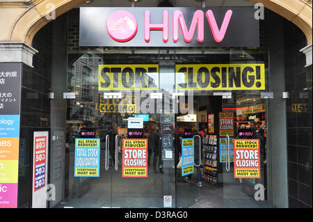 Piccadilly Circus, Londres, Royaume-Uni. 23 février 2013. HMV store dans le Trocadéro a 'store' les panneaux de clôture avec de nombreuses réductions. Le HMV store dans le Trocadéro dans le centre de Londres est à l'arrêt avec le groupe est dans l'administration. Crédit : Matthieu Chattle / Alamy Live News Banque D'Images