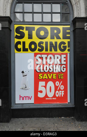 Piccadilly Circus, Londres, Royaume-Uni. 23 février 2013. HMV store dans le Trocadéro a 'store' les panneaux de clôture avec de nombreuses réductions. Le HMV store dans le Trocadéro dans le centre de Londres est à l'arrêt avec le groupe est dans l'administration. Crédit : Matthieu Chattle / Alamy Live News Banque D'Images