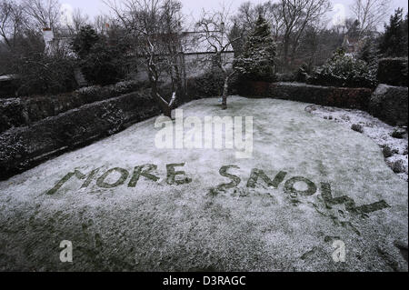 Écrit plus de neige dans la neige dans un jardin dans le North Yorkshire, Angleterre Banque D'Images