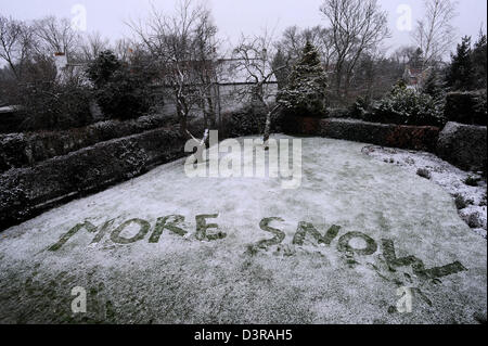 Écrit plus de neige dans la neige dans un jardin dans le North Yorkshire, Angleterre Banque D'Images