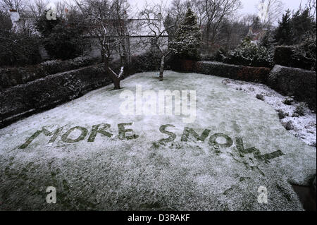 Écrit plus de neige dans la neige dans un jardin dans le North Yorkshire, Angleterre Banque D'Images