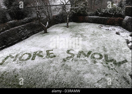 Écrit plus de neige dans la neige dans un jardin dans le North Yorkshire, Angleterre Banque D'Images