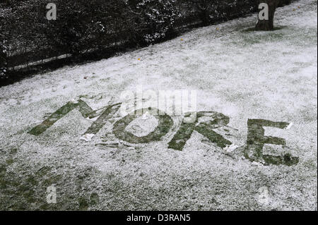 Écrit plus de neige dans la neige dans un jardin dans le North Yorkshire, Angleterre Banque D'Images