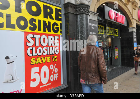 Piccadilly Circus, Londres, Royaume-Uni. 23 février 2013. HMV store dans le Trocadéro a 'store' les panneaux de clôture avec de nombreuses réductions. Le HMV store dans le Trocadéro dans le centre de Londres est à l'arrêt avec le groupe est dans l'administration. Crédit : Matthieu Chattle / Alamy Live News Banque D'Images