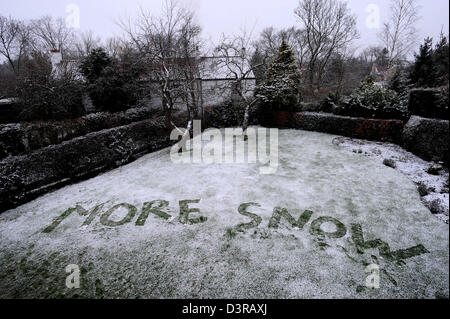 Écrit plus de neige dans la neige dans un jardin dans le North Yorkshire, Angleterre Banque D'Images