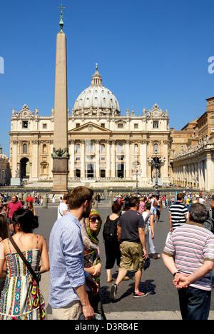 Une grande foule l'attente pour visiter les Musées du Vatican, le 18 juin 2011 à Rome, Italie Banque D'Images