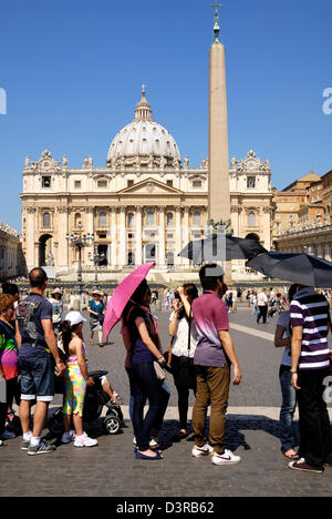 Une grande foule l'attente pour visiter les Musées du Vatican, le 18 juin 2011 à Rome, Italie Banque D'Images