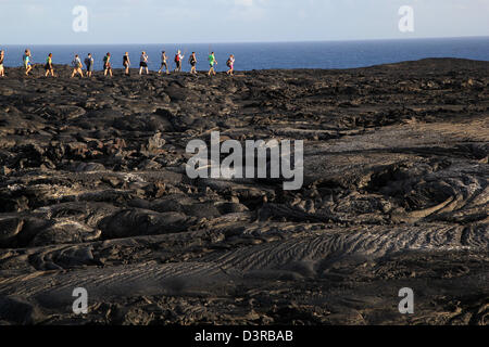 Les randonneurs sur les récents Pahoehoe lave du volcan Kilauea Hawaii Banque D'Images