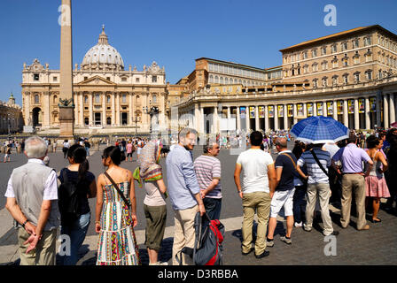 Une grande foule l'attente pour visiter les Musées du Vatican, le 18 juin 2011 à Rome, Italie Banque D'Images