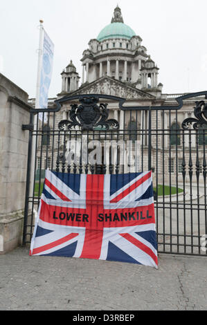 Belfast, Royaume-Uni. 23 février 2013. Une Union Jack flag est épinglé à Belfast City Hall's gates. Les manifestations de rue ont eu lieu depuis le 3 décembre, lors du Conseil de la ville de Belfast a voté pour réduire le nombre de jours de l'Union européenne drapeau est hissé à l'Hôtel de Ville. La manifestation était organisée simultanément avec une parade marquant le 25e anniversaire de l'Ulster Defence Regiment deux hommes tués par une bombe de l'IRA en 1988. Credit : Lee Thomas / Alamy Live News Banque D'Images