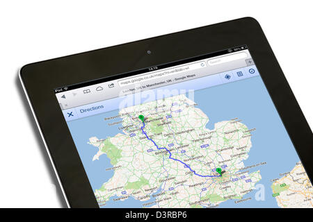 La planification d'un itinéraire de Londres à Manchester en utilisant des cartes sur Google.co.uk, vue sur un iPad 4e génération Banque D'Images