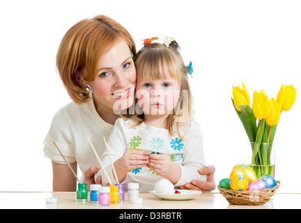 Mère et fille enfant peindre des oeufs de pâques isolated on white Banque D'Images