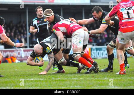 L'Exeter James Scaysbrook est abordé au cours de l'Aviva Premiership match entre Exeter Chiefs & London Welsh à Sandy Park Stadium, Exeter, Devon, Angleterre, Royaume-Uni. Banque D'Images