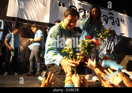 Bangkok , Thaïlande. 23 février 2013. L'ancien Premier ministre Abhisit Vejjajiva recevoir des fleurs de la part de partisans . Parti démocrate a organisé une grande campagne pour Sukhumbhand Paribatra à venir de Bangkok à Bangkok, l'élection du gouverneur de l'hôtel de ville. Ancien gouverneur de Bangkok a déclaré que s'il est réélu, ses quatre années d'expérience lui donnera un avantage à continuer son travail. Sukhumbhand Paribatra et le Pheu Thai Partie Pongsapat Pongcharoenare au coude à coude dans la course au poste de gouverneur de Bangkok, selon les derniers résultats publiés par Ban Somdej sondage . Crédit : John Vincent / Alamy Live News Banque D'Images