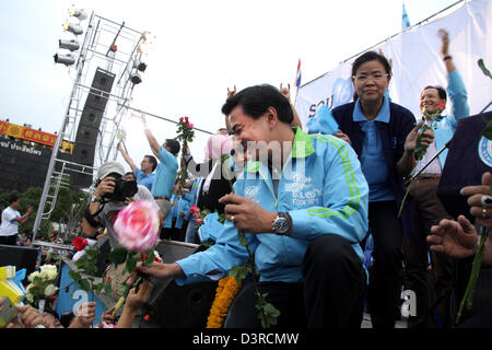 Bangkok , Thaïlande. 23 février 2013. L'ancien Premier ministre Abhisit Vejjajiva recevoir des fleurs de la part de partisans . Parti démocrate a organisé une grande campagne pour Sukhumbhand Paribatra à venir de Bangkok à Bangkok, l'élection du gouverneur de l'hôtel de ville. Ancien gouverneur de Bangkok a déclaré que s'il est réélu, ses quatre années d'expérience lui donnera un avantage à continuer son travail. Sukhumbhand Paribatra et le Pheu Thai Partie Pongsapat Pongcharoenare au coude à coude dans la course au poste de gouverneur de Bangkok, selon les derniers résultats publiés par Ban Somdej sondage . Crédit : John Vincent / Alamy Live News Banque D'Images