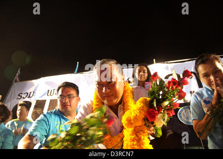 Bangkok , Thaïlande. 23 février 2013. Sukhumbhand Paribatra recevoir des fleurs de la part de partisans . Parti démocrate a organisé une grande campagne pour Sukhumbhand Paribatra à venir de Bangkok à Bangkok, l'élection du gouverneur de l'hôtel de ville. Ancien gouverneur de Bangkok a déclaré que s'il est réélu, ses quatre années d'expérience lui donnera un avantage à continuer son travail. Sukhumbhand Paribatra et le Pheu Thai Partie Pongsapat Pongcharoenare au coude à coude dans la course au poste de gouverneur de Bangkok, selon les derniers résultats publiés par Ban Somdej sondage . Crédit : John Vincent / Alamy Live News Banque D'Images