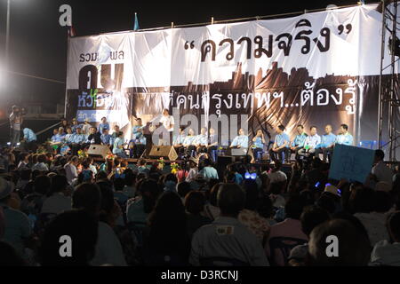 Bangkok , Thaïlande. 23 février 2013. Sukhumbhand Paribatra durant sa campagne continue sur scène . Parti démocrate a organisé une grande campagne pour Sukhumbhand Paribatra à venir de Bangkok à Bangkok, l'élection du gouverneur de l'hôtel de ville. Ancien gouverneur de Bangkok a déclaré que s'il est réélu, ses quatre années d'expérience lui donnera un avantage à continuer son travail. Sukhumbhand Paribatra et le Pheu Thai Partie Pongsapat Pongcharoenare au coude à coude dans la course au poste de gouverneur de Bangkok, selon les derniers résultats publiés par Ban Somdej sondage . Crédit : John Vincent / Alamy Live News Banque D'Images