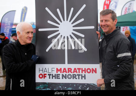 Terry Deary et Steve Cram faire connaître le marathon du Nord. Ils assistent à la National de cross-country 2013 à Sunderland, en Angleterre. Deary est l'auteur de la série des histoires horribles et Cram est un ancien athlète olympique. © whyeyephotograph Banque D'Images