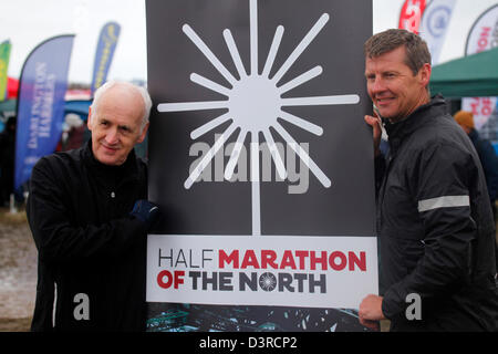 Terry Deary et Steve Cram faire connaître le marathon du Nord. Ils assistent à la National de cross-country 2013 à Sunderland, en Angleterre. Deary est l'auteur de la série des histoires horribles et Cram est un ancien athlète olympique. © whyeyephotograph Banque D'Images