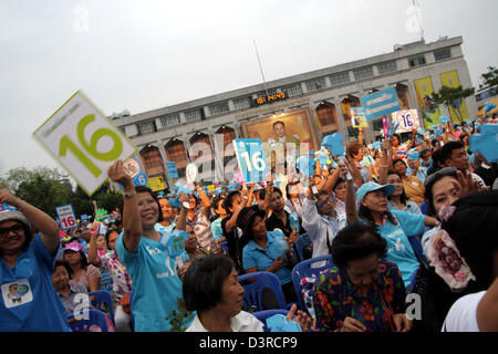 Bangkok , Thaïlande. 23 février 2013. Des partisans du Parti démocrate à Bangkok l'hôtel de ville. Parti démocrate a organisé une grande campagne pour Sukhumbhand Paribatra à venir de Bangkok à Bangkok, l'élection du gouverneur de l'hôtel de ville. Ancien gouverneur de Bangkok a déclaré que s'il est réélu, ses quatre années d'expérience lui donnera un avantage à continuer son travail. Sukhumbhand Paribatra et le Pheu Thai Partie Pongsapat Pongcharoenare au coude à coude dans la course au poste de gouverneur de Bangkok, selon les derniers résultats publiés par Ban Somdej sondage . Crédit : John Vincent / Alamy Live News Banque D'Images