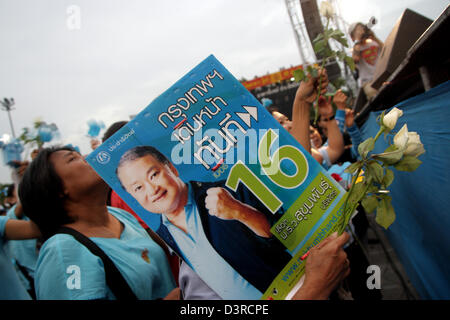 Bangkok , Thaïlande. 23 février 2013. Les partisans d'une holding Sukhumbhand Paribatra bannière. Parti démocrate a organisé une grande campagne pour Sukhumbhand Paribatra à venir de Bangkok à Bangkok, l'élection du gouverneur de l'hôtel de ville. Ancien gouverneur de Bangkok a déclaré que s'il est réélu, ses quatre années d'expérience lui donnera un avantage à continuer son travail. Sukhumbhand Paribatra et le Pheu Thai Partie Pongsapat Pongcharoenare au coude à coude dans la course au poste de gouverneur de Bangkok, selon les derniers résultats publiés par Ban Somdej sondage . Crédit : John Vincent / Alamy Live News Banque D'Images