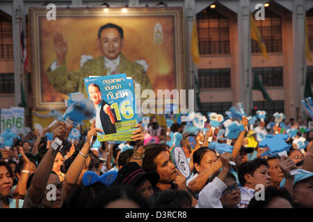 Bangkok , Thaïlande. 23 février 2013. Des partisans du Parti démocrate à Bangkok l'hôtel de ville. Parti démocrate a organisé une grande campagne pour Sukhumbhand Paribatra à venir de Bangkok à Bangkok, l'élection du gouverneur de l'hôtel de ville. Ancien gouverneur de Bangkok a déclaré que s'il est réélu, ses quatre années d'expérience lui donnera un avantage à continuer son travail. Sukhumbhand Paribatra et le Pheu Thai Partie Pongsapat Pongcharoenare au coude à coude dans la course au poste de gouverneur de Bangkok, selon les derniers résultats publiés par Ban Somdej sondage . Crédit : John Vincent / Alamy Live News Banque D'Images