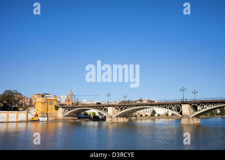 Pont de Triana (pont isabel ii) à partir de la 19e siècle sur la rivière Guadalquivir, dans la ville de Séville, Andalousie, espagne. Banque D'Images