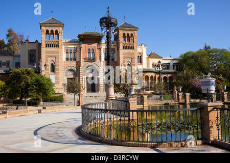 Musée des arts et traditions populaires de Séville dans le pavillon mudéjar, le parc Maria Luisa, Séville, Andalousie, espagne. Banque D'Images