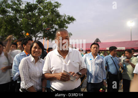 Bangkok , Thaïlande. 23 février 2013. Sukhumbhand Paribatra au cours de sa campagne. Parti démocrate a organisé une grande campagne pour Sukhumbhand Paribatra à venir de Bangkok à Bangkok, l'élection du gouverneur de l'hôtel de ville. Ancien gouverneur de Bangkok a déclaré que s'il est réélu, ses quatre années d'expérience lui donnera un avantage à continuer son travail. Sukhumbhand Paribatra et le Pheu Thai Partie Pongsapat Pongcharoenare au coude à coude dans la course au poste de gouverneur de Bangkok, selon les derniers résultats publiés par Ban Somdej sondage . Crédit : John Vincent / Alamy Live News Banque D'Images