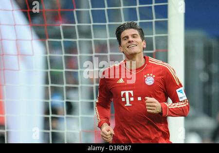 La Munich Mario Gomez fête son but de 4-0 au cours de la Bundesliga match de foot entre FC Bayern Munich et SV Werder de Brême à l'Allianz Arena en Munihc, Allemagne, 23 février 2013. Photo : Andreas GEBERT (ATTENTION : EMBARGO SUR LES CONDITIONS ! Le LDF permet la poursuite de l'utilisation de jusqu'à 15 photos uniquement (pas de photos ou vidéo-sequntial série similaire d'images admis) via internet et les médias en ligne pendant le match (y compris la mi-temps), prises à partir de l'intérieur du stade et/ou avant le début du match. Le LDF permet la libre transmission des enregistrements numérisés pendant le match Banque D'Images