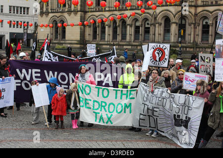 Manchester, UK. 23 février 2013. Autour de 400 personnes ont défilé dans le centre-ville de Manchester, le Samedi, Février 23,2013 pour protester contre les compressions des dépenses du conseil. Le groupe a défilé de Oxford Road à Albert Square devant la mairie, où un rassemblement a eu lieu. Crédit : Christopher Middleton / Alamy Live News Banque D'Images