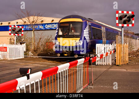 Scotrail commuter train approchant un passage à niveau en direction de la Gare de Dundee, Royaume-Uni Banque D'Images