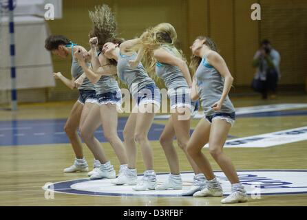 Gdynia, Pologne. 23 février 2013. Handball : Vistal Laczpol Gdynia v KGHM Metraco Zaglebie Lubin jeu. 'L'équipe de cheerleading des cheerleaders de Gdynia effectue pendant la mi-temps. Credit : Michal Fludra / Alamy Live News Banque D'Images