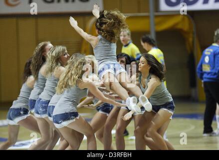 Gdynia, Pologne. 23 février 2013. Handball : Vistal Laczpol Gdynia v KGHM Metraco Zaglebie Lubin jeu. 'L'équipe de cheerleading des cheerleaders de Gdynia effectue pendant la mi-temps. Credit : Michal Fludra / Alamy Live News Banque D'Images